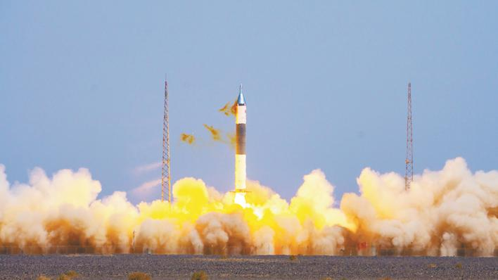 5月21日12時15分，快舟十一號運載火箭在酒泉衛(wèi)星發(fā)射中心，成功將武漢一號衛(wèi)星、“楚天”星座首顆技術(shù)驗證星發(fā)射入軌。 （王衡 王海霞 攝）